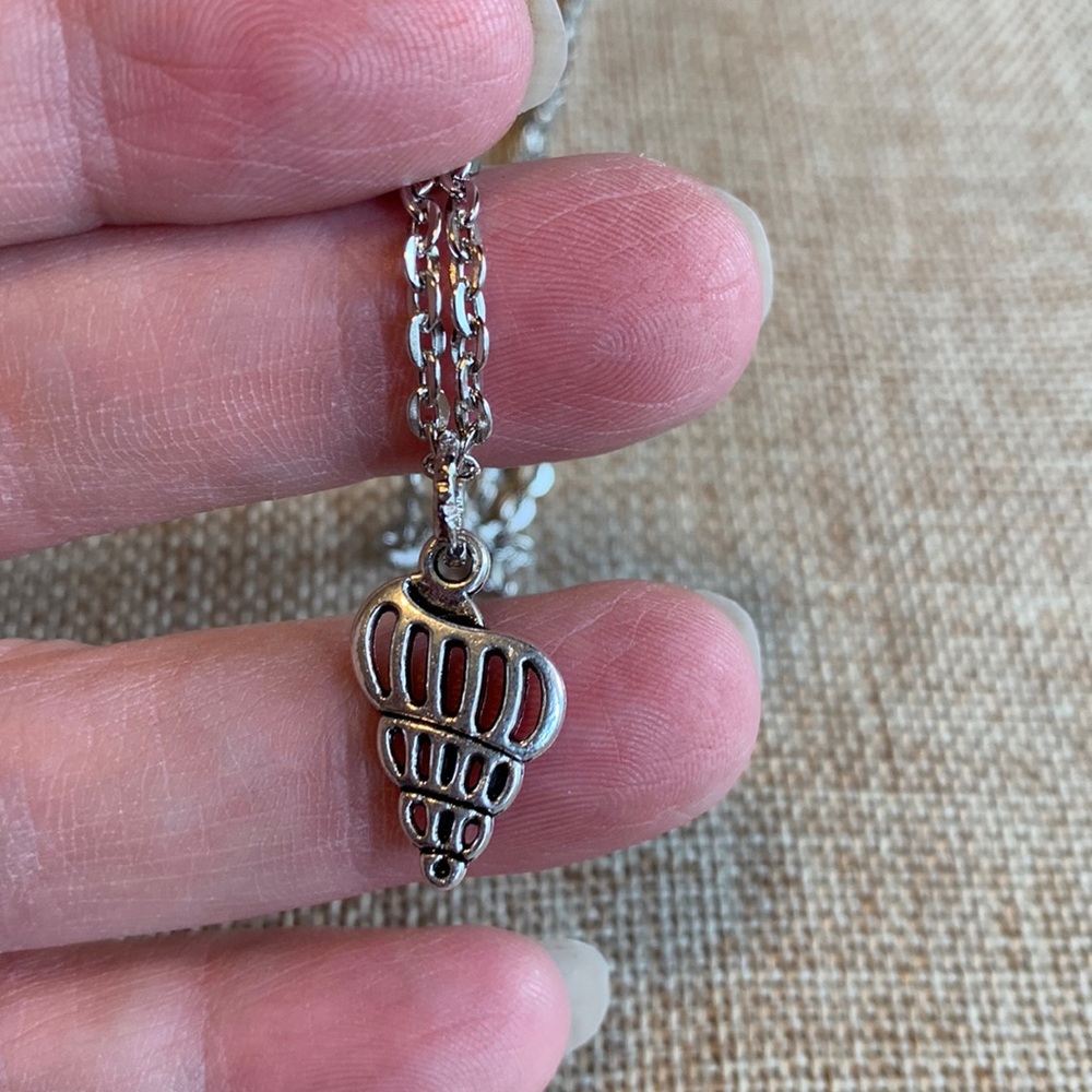 Sea Shell Necklace 18” NWOT